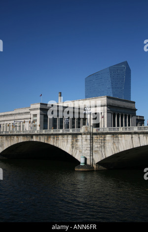 Amtrak 30th Street Station und Brücke über den Schuylkill River November 2007 Stockfoto