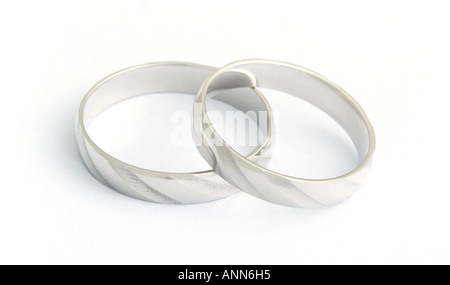 Platonischen Ringe vor weißem Hintergrund Stockfoto