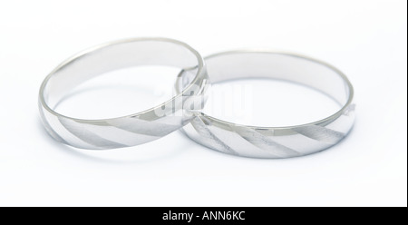 Platonischen Ringe vor weißem Hintergrund Stockfoto