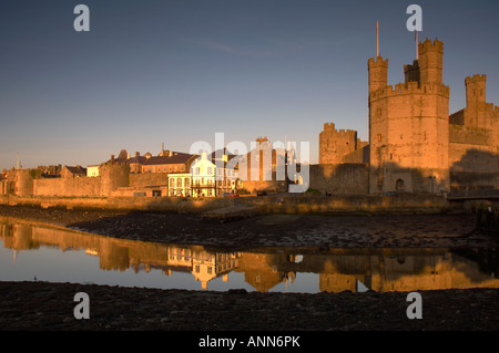 Warmen Abend Sonnenlicht auf die Burg und die Stadt von Caernarfon reflektiert in der Mündung des Afon Seiont Snowdonia Wales UK Stockfoto