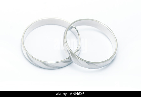 Platonischen Ringe vor weißem Hintergrund Stockfoto