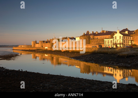 Caernarfon Stadt gebadet in niedrigen warmen Abend Sonnenlicht reflektiert in der Mündung des Afon Seiont Snowdonia Wales UK Stockfoto