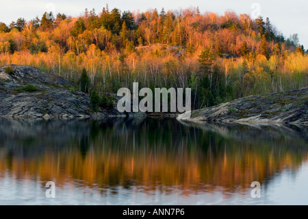 Dawn Light auf Hügeln mit Blick auf Simon See im zeitigen Frühjahr größere Sudbury, Ontario Stockfoto