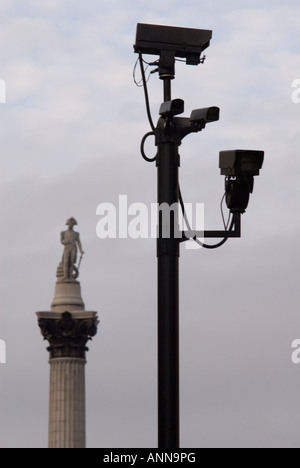 blickte zu drei 3 cctv-Kameras mit Nelsons Säule im Hintergrund Stockfoto