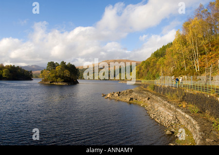 Älteres paar entlang Loch Katrine, Trossachs National Park, Schottland Stockfoto