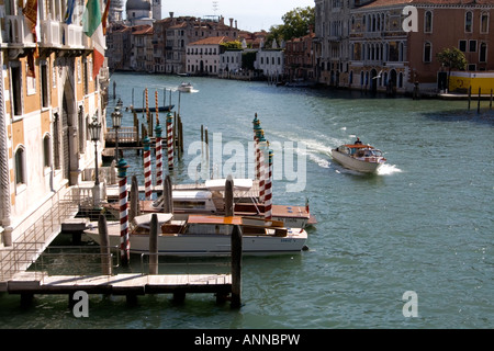 Grand Canal Szene, Blick in Richtung Santa Maria della Salute, Venedig, Italien (01). Stockfoto