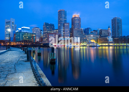 USA Boston Massachusetts finanzielle Skyline von Boston gesehen von den inner harbour Stockfoto