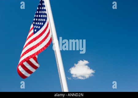 Stars And Stripes Flagge uns gegen blauen Himmel Stockfoto