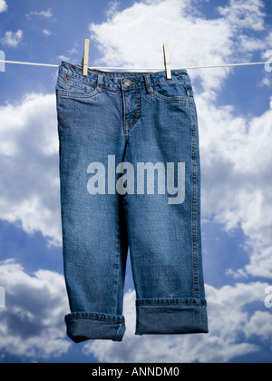 Nahaufnahme von ein paar Jeans, die an einer Wäscheleine hängen Stockfoto