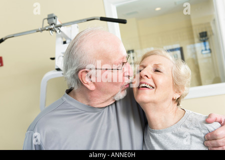Älteres paar lächelnd in der Turnhalle. Stockfoto
