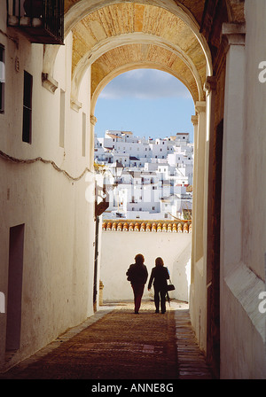 Passage mit Laubengang im jüdischen Viertel in Vejer De La Frontera. Provinz Cadiz. Andalusien. Spanien. Stockfoto