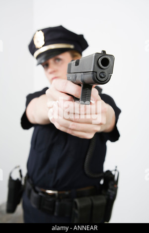 Blick auf eine Polizistin, die mit dem Ziel, mit Pistole. Stockfoto