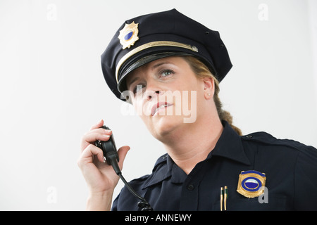 Polizistin sprechen einerseits Mike. Stockfoto