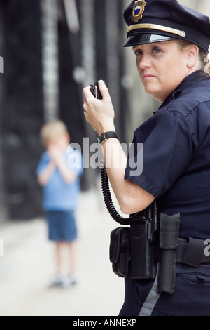 Polizistin sprechen einerseits Mike. Stockfoto