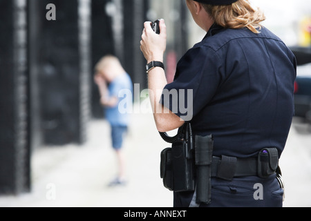 Polizistin sprechen einerseits Mike. Stockfoto