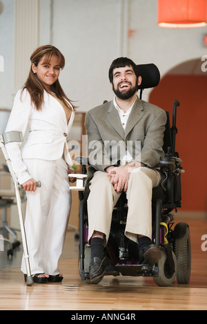 Porträt der behinderten Frau, die von behinderten Menschen im Rollstuhl. Stockfoto