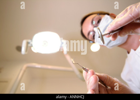 Zahnarzt bei der Arbeit, gesehen aus der Sicht des Patienten Stockfoto