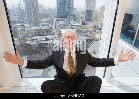 Ansicht der Geschäftsmann lächelnd in einem Büro. Stockfoto