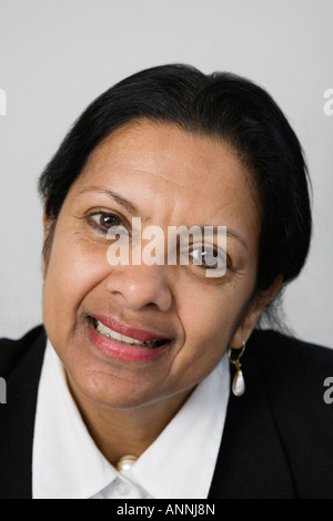 Porträt einer Geschäftsfrau vor weißem Hintergrund. Stockfoto
