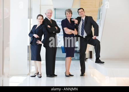 Porträt von Geschäftsleuten, die lächelnd in einem Büro. Stockfoto