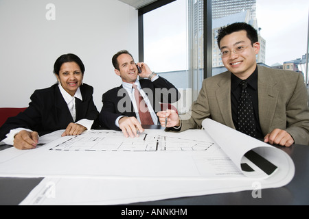 Porträt von Geschäftsleuten, die lächelnd in einem Büro. Stockfoto