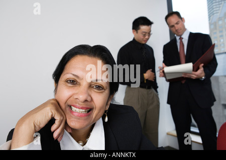 Blick auf eine Geschäftsfrau lächelnd mit Architekten diskutieren. Stockfoto