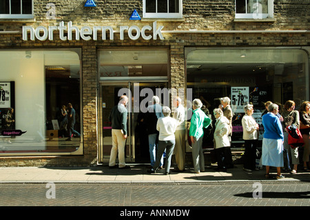 Kunden Schlangestehen vor der Northern Rock Bank in Cambridge England in einem Versuch, ihre Ersparnisse abheben Stockfoto