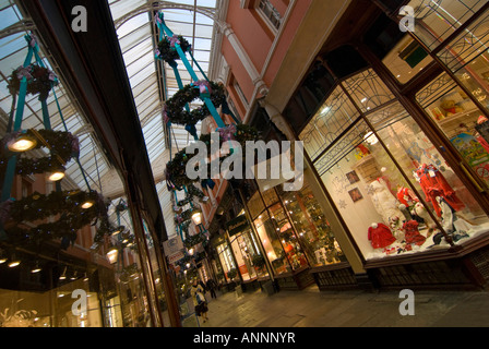 Horizontalen Weitwinkel Morgan Arcade-die älteste viktorianischen arcade im Stadtzentrum von Cardiff dekoriert zu Weihnachten Stockfoto