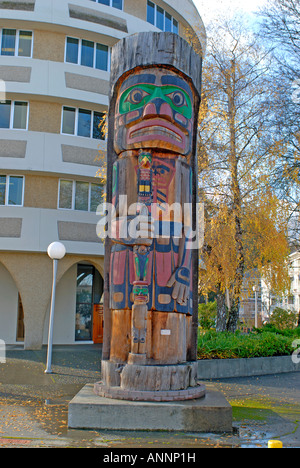 Cedarman Holding, Talking Stick Totem in Duncan Stadt des Totems Vancouver Island b.c., Kanada Stockfoto