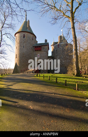 Vertikaler Weitwinkel des 'märchenhaften' gotischen Castell Coch [Red Castle] in den Vororten von Cardif, Wales an einem hellen sonnigen Tag. Stockfoto