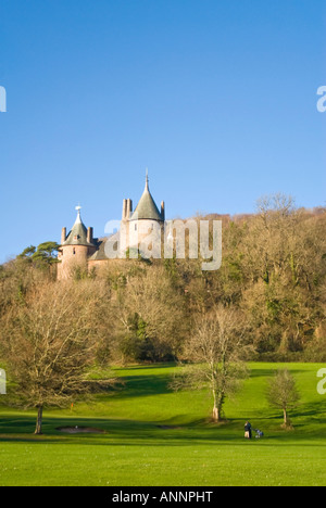 Vertikaler Weitwinkel des walisischen „märchenhaften“ gotischen Castell Coch [Red Castle], das an einem sonnigen Tag auf einem Hügel in Cardiff, Wales, thront Stockfoto