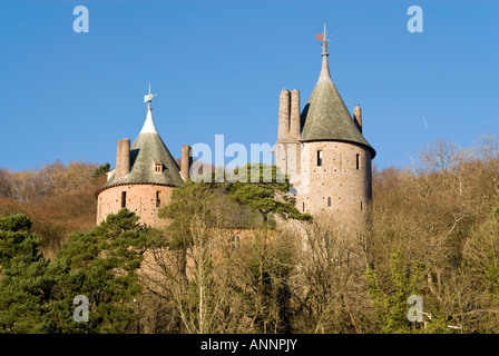 Horizontale Nahaufnahme des walisischen „märchenhaften“ gotischen Castell Coch [Red Castle], das an einem sonnigen Tag auf einem Hügel in Cardiff, Wales, thront Stockfoto