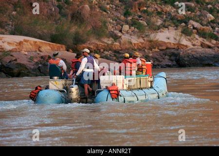 Gruppe von Sparren auf dem Colorado River auf einer 17 Tage Wildwasser rafting-Tour im Grand Canyon National Park im US-Bundesstaat Arizona Stockfoto