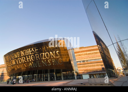 Horizontalen Weitwinkel der zweisprachige Inschrift auf der Vorderseite das Wales Millennium Centre (Canolfan Mileniwm Cymru) in Sonne Stockfoto