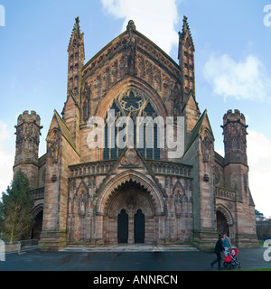 Vertikale Weitwinkel (3 Bild Heftung) von der historischen Kathedrale in Hereford an einem sonnigen Tag. Stockfoto