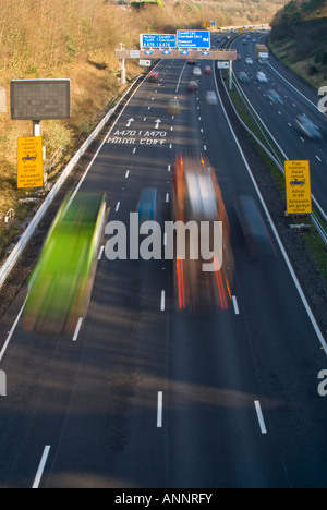 Vertikale Luftaufnahme von viel Verkehr an einem sonnigen Tag auf der M4-Autobahn in der Nähe von Cardiff zu beschleunigen Stockfoto