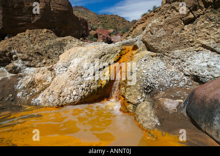 Mineral beladene Wasser fließt in Kwagunt Creek aus Nankoweap Butte in Grand-Canyon-Nationalpark im US-Bundesstaat Arizona. Stockfoto