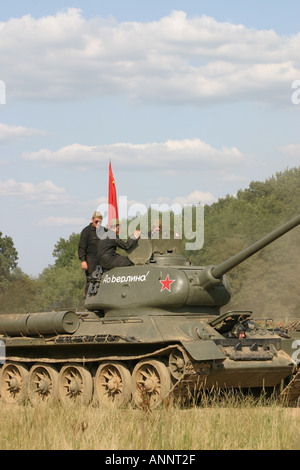Russischen T34 Panzer im Feld Stockfoto