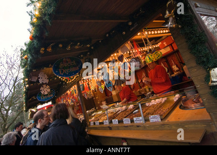 Horizontale Nahaufnahme von Menschen Schlange stehen bis zu kaufen Lebkuchen, Kekse und Pralinen aus einem Marktstand Weihnachten Stockfoto