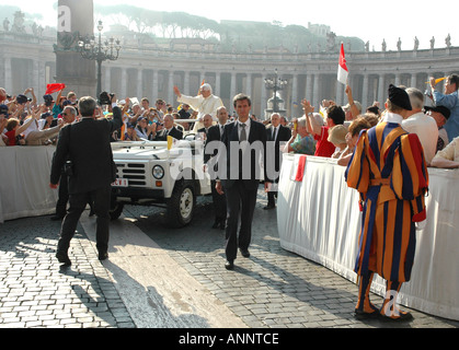 Papst Benedict XVI begrüßt Pilger besuchen eine Papstaudienz in Rom s St. Petersplatz die Basilika riesige piazza Stockfoto