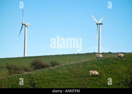 Horizontalen Weitwinkel von gemeinsamen drei Blatt Windkraftanlagen thront auf einem Hügel an einem Windpark gegen ein strahlend blauer Himmel Stockfoto