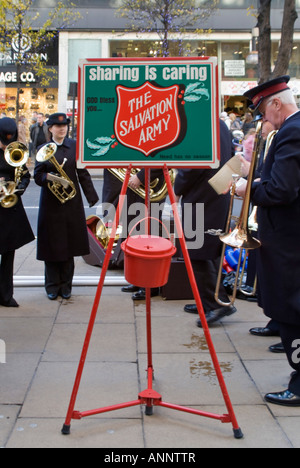 Vertikale Nahaufnahme von einer Gruppe von Musikern aus der Heilsarmee Weihnachtslieder spielen um Geld für wohltätige Zwecke Stockfoto