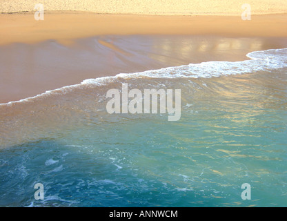 Späten Nachmittag Sonne spiegelt sich in das Meer am Strand bei Flut. Stockfoto