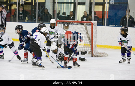 Kinder spielen Eishockey Stockfoto