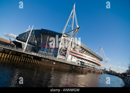 Horizontale Ansicht des Millennium Stadium (Stadiwm y Mileniwm) oder das neu benannte Fürstentum Stadion (Stadiwm Fürstentum) in Cardiff. Stockfoto