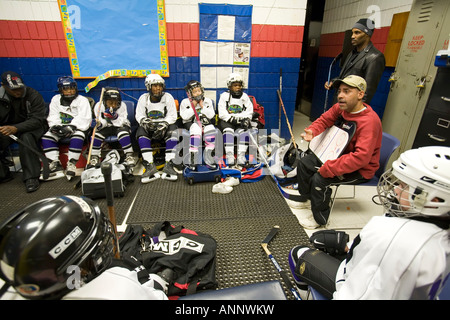 Trainer im Gespräch mit Spielern auf Jugend-Eishockey-team Stockfoto