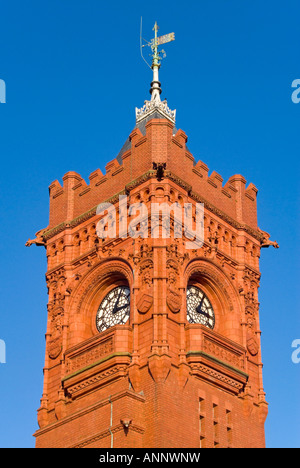 Vertikale Nahaufnahme von der unverwechselbaren Backsteingotik Clocktower auf das Pierhead Building in Cardiff gegen ein strahlend blauer Himmel Stockfoto