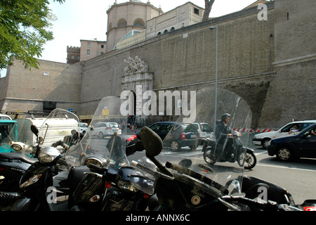 Roller geparkt auf der anderen Straßenseite aus den Highwalled-Vatikan-Museen in Rom Stockfoto