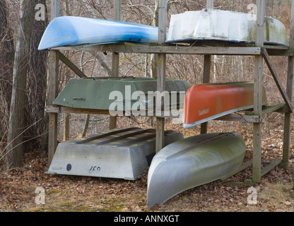 Kleine Boote auf einem Gestell für das Winterlager Stockfoto