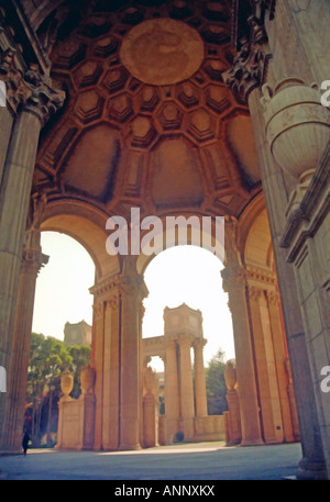 Die zeitlose Schnitzereien, die den Palace of Fine Arts in San Francisco, Kalifornien, USA schmücken erinnern an ferne & Zeiten. Stockfoto